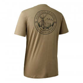 DEERHUNTER Easton T-shirt - poľovnícke tričko (L - Klasické bavlnené tričko je štýlovým základom každého outdoorového šatníka. Tričko Deerhunter Easton, ktoré je jednoduché na každodenné nosenie, má na zadnej strane výraznú potlač inšpirovanú vintage štýlom a jemné vyšívané logo na prednej strane pre štýlový spôsob, ako ukázať svoju lásku k lovu. 
<UL>
<LI>Materiál 100% bavlna 
<LI>OEKO-TEX® 
<LI>Farebné prevedenie: Driftwood (269)</LI></UL>