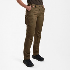 DEERHUNTER Lady Traveler Trousers - dámske nohavice (3 - <P>Dámske nohavice z ľahkej bavlnenej zmesi Deerhunter Lady Traveler Trousers, ideálne na jarno-letné dobrodružstvá, spájajú funkčný dizajn s charakteristickou 2-smernou strečou pre optimálnu flexibilitu. Sú tiež ošetrené vodoodpudivou úpravou bez obsahu fluórovaných uhľovodíkov pre pokoj. S praktickými vreckami na stehnách pre ľahký prístup a praktickým vreckom na nôž sa dá dĺžka ľahko upraviť vďaka dvojitému lemu, zatiaľ čo guma v páse zaistí lichotivý ženský strih. </P>
<UL>
<LI>Elastické v páse </LI>
<LI>Dve predné vrecká </LI>
<LI>Pravé stehenné vrecko s chlopňou </LI>
<LI>Vrecko na ľavom stehne so zipsom </LI>
<LI>Vrecko na nôž vnútri ľavého stehenného vrecka </LI>
<LI>Predtvarované kolená </LI>
<LI>Dvojité lemovanie pre nastaviteľnú dĺžku</LI>
<LI>Farba 240 - Hickory</LI></UL>